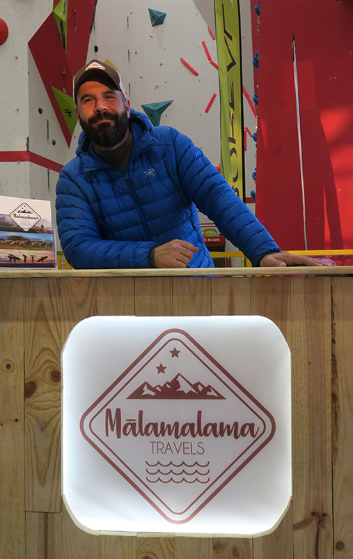 Edu Lalanda en el mostrador de Malamalama Travels