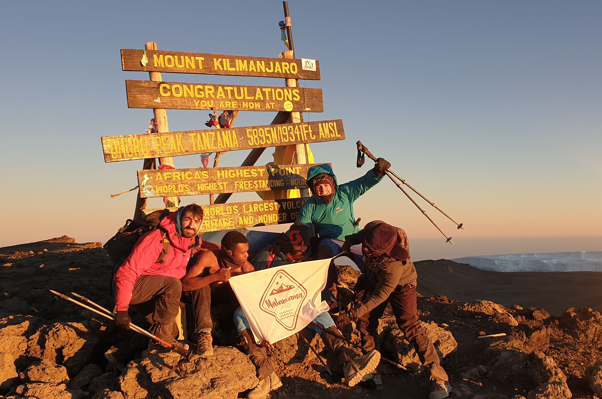 Grupo de expedicionarios en la cumbre del kilimanjaro