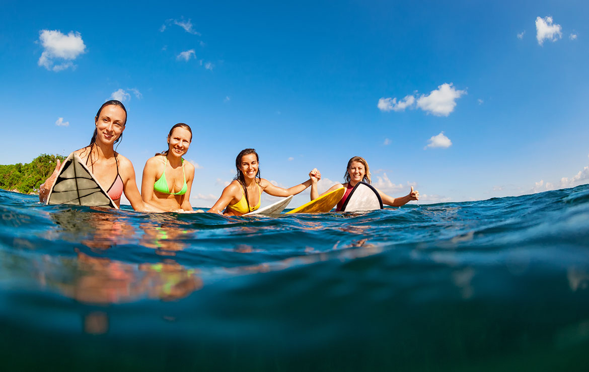 grupo de chicas de surf like a girl esperando las olas en el pico